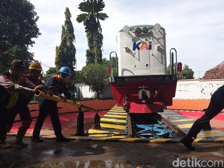 Potret Pemeliharaan Kereta Api di Cirebon Jelang Libur Nataru 2023