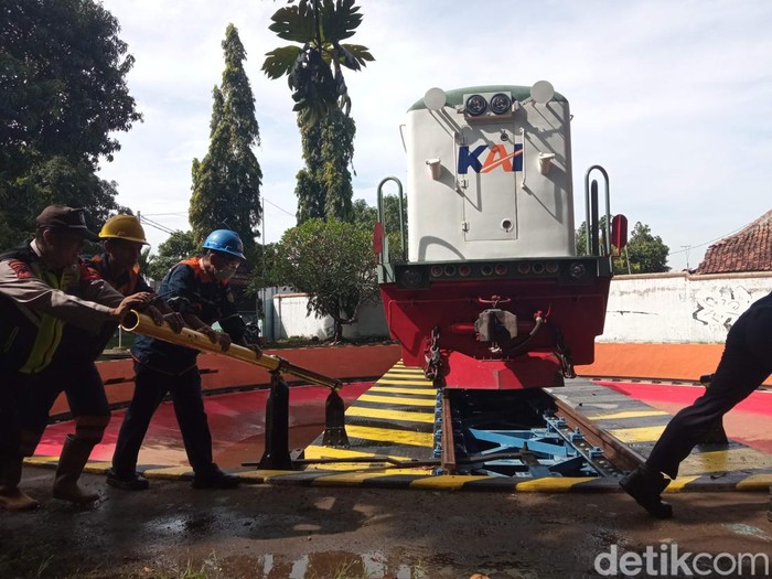 PT KAI Daop 3 Cirebon memastikan 14 Lokomotif siap dioperasikan untuk masa angkutan Natal dan Tahun Baru 2022/2023 setelah melewati serangkaian perawatan dan pemeriksaan.