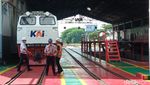 Potret Pemeliharaan Kereta Api di Cirebon Jelang Libur Nataru 2023