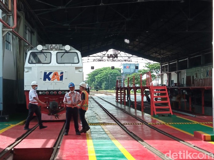 PT KAI Daop 3 Cirebon memastikan 14 Lokomotif siap dioperasikan untuk masa angkutan Natal dan Tahun Baru 2022/2023 setelah melewati serangkaian perawatan dan pemeriksaan.