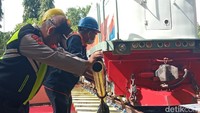 Setelah proses ini selesai, tahapan selanjutnya adalah pemeriksaan kondisi mesin. Di tahap ini, pemeriksaan juga dilakukan oleh teknisi yang memang bertugas untuk melakukan pemeriksaan di bagian mesin Lokomotif.
