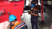 Setelah kondisi roda dan mesin dinilai sudah dalam keadaan baik, beberapa teknisi lainnya kemudian akan melakukan pemeriksaan pada bagian kelistrikan dari Lokomotif, termasuk memeriksa lampu penerangan, suling Lokomotif, hingga beberapa bagian lainnya.
