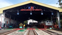 Perawatan dan pemeriksaan Lokomotif yang disiapkan untuk masa angkutan Nataru ini dilakukan di Depo Lokomotif KAI Cirebon.