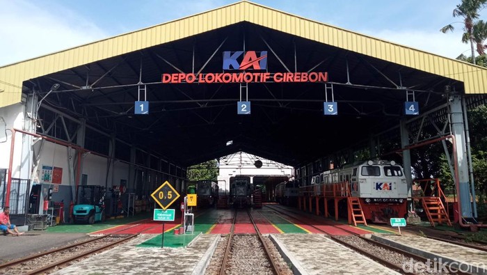 PT KAI Daop 3 Cirebon memastikan 14 Lokomotif siap dioperasikan untuk masa angkutan Natal dan Tahun Baru 2022/2023 setelah melewati serangkaian perawatan dan pemeriksaan.