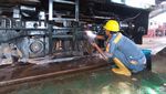 Potret Pemeliharaan Kereta Api di Cirebon Jelang Libur Nataru 2023