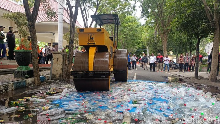 Ribuan botol miras dimusnhakan di Probolinggo