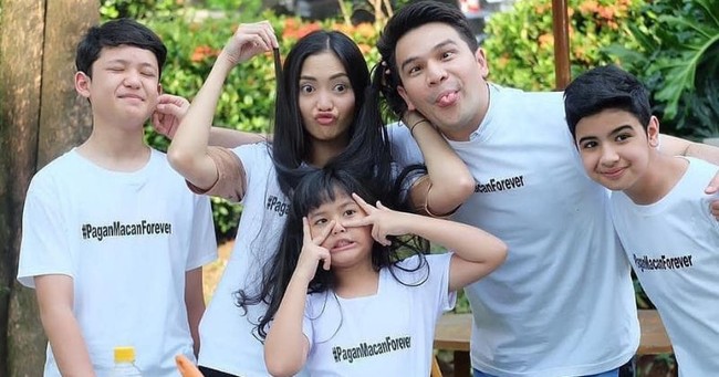 Ririn dan Jonathan Frizzy pertama kali dipertemukan dalam sinetron Cinta yang Hilang. Kerap beradegan sebagai pasangan, chemistry di antara keduanya pun jadi semakin kuat. Foto: Instagram/@team_ririners