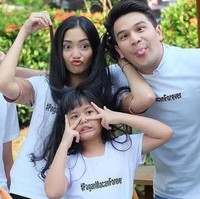 Ririn dan Jonathan Frizzy pertama kali dipertemukan dalam sinetron Cinta yang Hilang. Kerap beradegan sebagai pasangan, chemistry di antara keduanya pun jadi semakin kuat. Foto: Instagram/@team_ririners