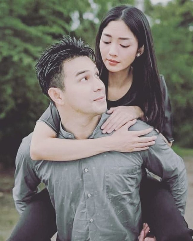 Jonathan Frizzy dan Ririn Dwi Ariyanti kerap dipasangkan sebagai kekasih di sinetron. Terhitung sudah empat judul sinetron yang mereka bintangi bersama, salah satunya ‘Cinta Untuk Bunda’. Keduanya digosipkan berselingkuh karena tak hanya terlihat mesra di layar kaca, tapi juga kehidupan nyata. Foto: Instagram/@team_ririners