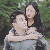 Jonathan Frizzy dan Ririn Dwi Ariyanti kerap dipasangkan sebagai kekasih di sinetron. Terhitung sudah empat judul sinetron yang mereka bintangi bersama, salah satunya ‘Cinta Untuk Bunda’. Keduanya digosipkan berselingkuh karena tak hanya terlihat mesra di layar kaca, tapi juga kehidupan nyata. Foto: Instagram/@team_ririners