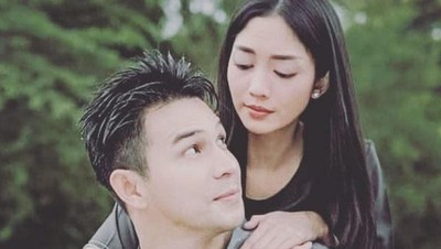 8 Foto Kebersamaan Ririn Dwi Ariyanti-Jonathan Frizzy, Natalan Bareng Disorot