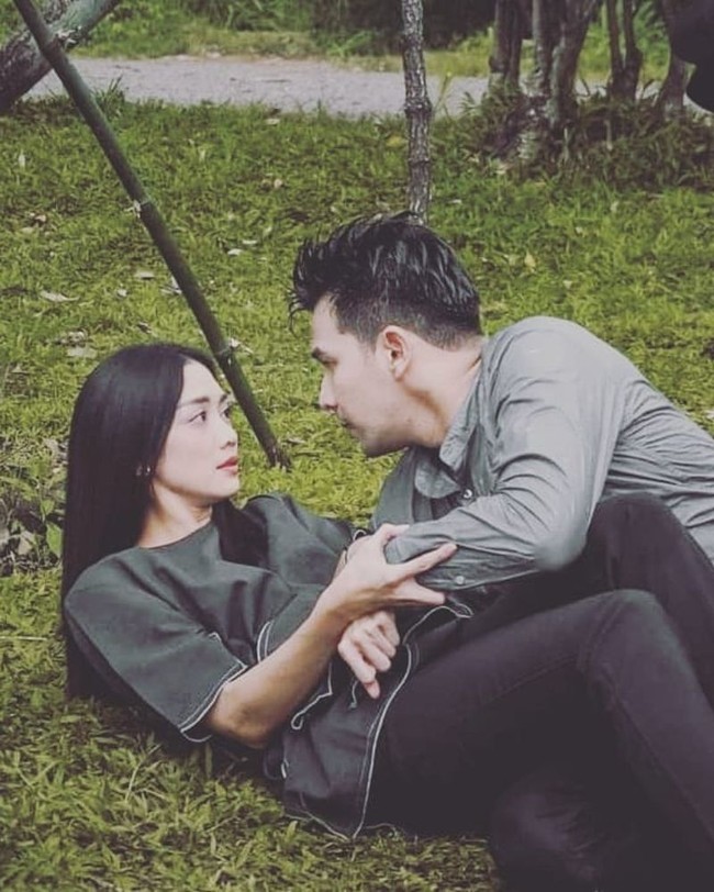 Salah satu adegan mesra yang pernah dilakukan oleh Ririn dan Ijonk. Ketika keduanya beradegan jatuh ke tanah dan saling bertatap-tatapan. Foto: Instagram/@team_ririners