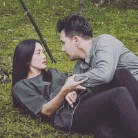 Salah satu adegan mesra yang pernah dilakukan oleh Ririn dan Ijonk. Ketika keduanya beradegan jatuh ke tanah dan saling bertatap-tatapan. Foto: Instagram/@team_ririners