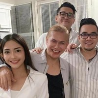 Baru-baru ini Ririn dan Ijonk kembali mencuri atensi karena terlihat merayakan Natal bersama. Momen kebersamaan keduanya menjadi viral setelah Benny Simanjuntak mengunggah video tersebut ke akun Instagramnya. Foto: Instagram/@bennysimanjuntak_