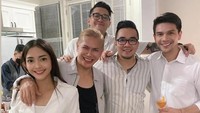 Ririn Dwi Ariyanti tampak begitu dekat dengan keluarga Jonathan Frizzy. Foto: Instagram/@bennysimanjuntak_