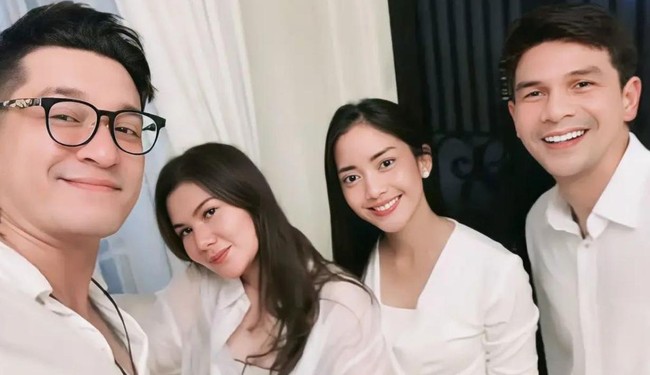 Terlihat Ririn, Ijonk, dan rekan-rekan artis lain yang ikut merayakan Natal bersama kompak mengenakan pakaian berwarna putih. Foto: Instagram/@ririn.ijonk_lovers