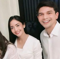 Terlihat Ririn, Ijonk, dan rekan-rekan artis lain yang ikut merayakan Natal bersama kompak mengenakan pakaian berwarna putih. Foto: Instagram/@ririn.ijonk_lovers