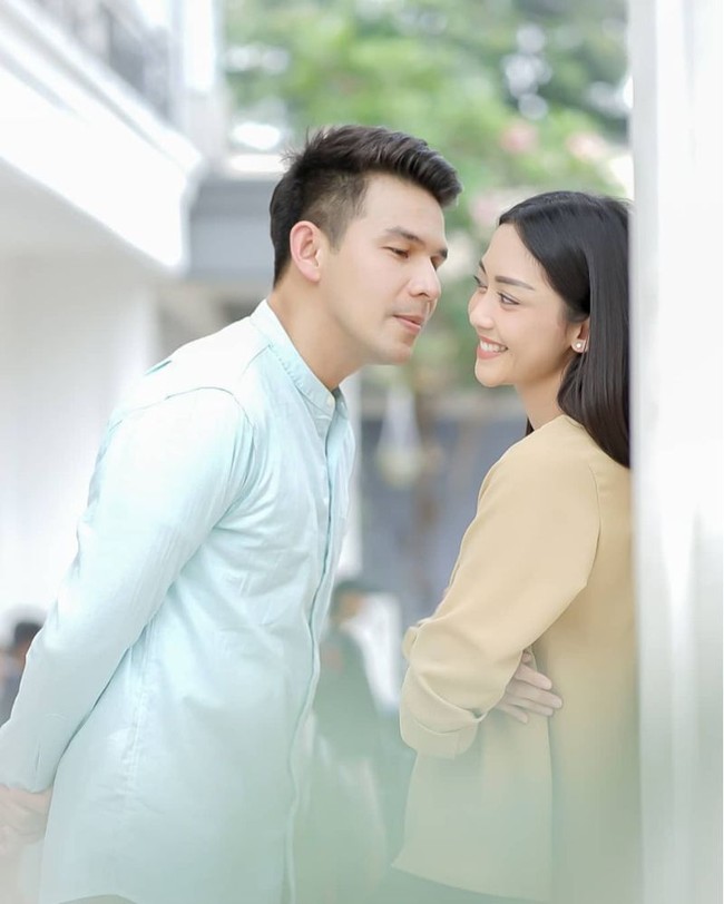 Terlibat dalam proyek sinetron yang sama, kebersamaan antara Ririn Dwi Ariyanti dan Jonathan Frizzy seringkali mencuri atensi. Karena hal itu Ririn sampai disebut-sebut menjadi orang ketiga dibalik kandasnya hubungan Jonathan Frizzy dengan Dhena Devanka. Foto: Instagram/@team_ririners