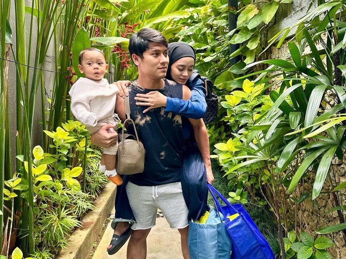 Rizky Billar menggendong Lesti Kejora dan anaknya terlihat dalam Instagram.