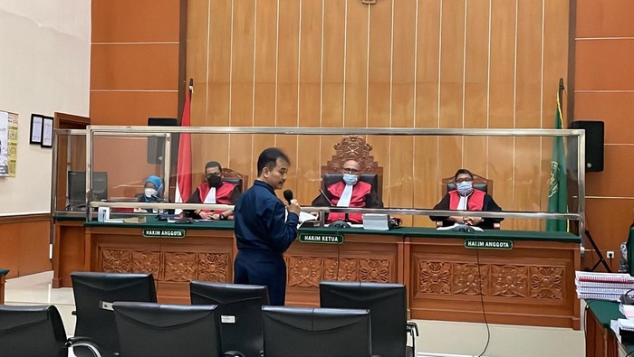 Roy Suryo Saat Sampaikan Pleidoi di PN Jakbar