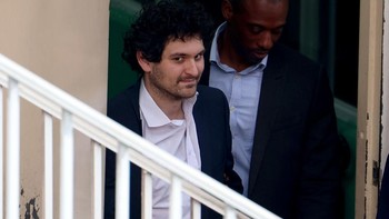 Sam Bankman-Fried setuju untuk ekstradisi ke negara asalnya, Amerika Serikat, setelah selama ini tinggal di Bahama dan sempat melawan ekstradisi. Foto: AFP via Getty Images/KRIS INGRAHAM