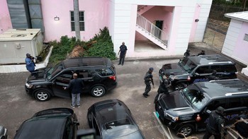 Bankman mau diekstradisi secara sukarela setelah sempat digelar sidang pengadilan yang membingungkan terkait upaya Bankman untuk tetap berada di di Bahama, tempat dia saat ini ditahan. Sang pengacara sendiri sempat terkejut karena dia tak mengira Bankman mendadak setuju ekstradisi. Foto: AFP via Getty Images/KRIS INGRAHAM