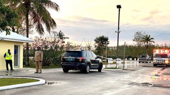 Petugas keamanan dan ambulans terlihat di dekat pintu masuk ke bandara lokal dekat Nassau sebelum kedatangan konvoi polisi yang mengangkut pendiri Bankman. Bahama memerintahkan Bankman-Fried, pendiri bisnis cryptocurrency yang runtuh FTX, diekstradisi untuk menghadapi tuduhan penipuan di New York. Foto: AFP via Getty Images/KRIS INGRAHAM