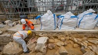 Para arkeolog menemukan dua sarkofagus misterius yang terkubur di bawah bagian tengah Katedral Notre-Dame kala proses restorasi katedral berlangsung. Katedral Notre-Dame itu direstorasi usai kebakaran yang dialami 2019 lalu. (Foto: Denis Glicksman/INRAP)
