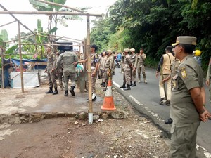 Satpol PP Tertibkan 200 PKL di Kawasan Puncak Bogor