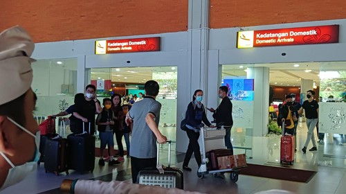 Sejumlah penumpang tiba di Terminal Domestik Bandara I Gusti Ngurah Rai, Bali, Kamis (22/12/2022).