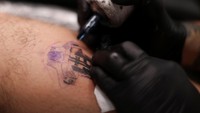 Setelah malam pesta pora, banyak penggemar yang berbondong-bondong ke salon tato untuk memesan desain yang menggambarkan Messi.  