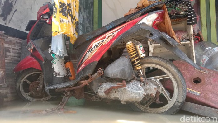 Sepeda motor warga Indramayu yang rusak akibat banjir rob