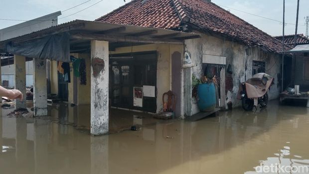 Sepeda motor warga Indramayu yang rusak akibat banjir rob