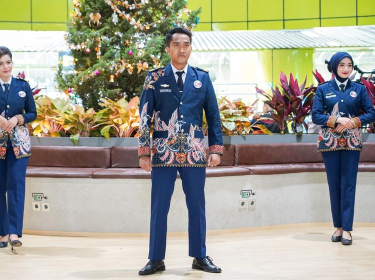 Makin Bergaya, Ini Baju Seragam Baru Prami- Kondektur KA Karya Anne Avantie