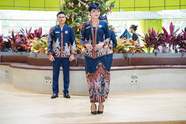 Seragam baru dengan label Seragam Cinta Indonesia ini memadupadankan batik bermotif Burung Sawunggaling, Parang, dan Truntum, serta warna dominan biru tua. Burung Sawunggaling menunjukkan sebuah keindahan, kekuatan, dan ketegaran.Adapun motif Batik Parang yang saling berkesinambungan menggambarkan jalinan hidup yang tidak pernah putus, selalu konsisten, dan berkomitmen untuk memperbaiki diri serta memperjuangkan kesejahteraan. Seragam baru dengan label Seragam Cinta Indonesia ini memadupadankan batik bermotif Burung Sawunggaling, Parang, dan Truntum, serta warna dominan biru tua. Burung Sawunggaling menunjukkan sebuah keindahan, kekuatan, dan ketegaran.Adapun motif Batik Parang yang saling berkesinambungan menggambarkan jalinan hidup yang tidak pernah putus, selalu konsisten, dan berkomitmen untuk memperbaiki diri serta memperjuangkan kesejahteraan.Â