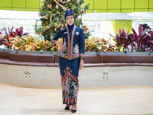 Cakeeep...Prami hingga Kondektur KA Pakai Busana Rancangan Anne Avantie