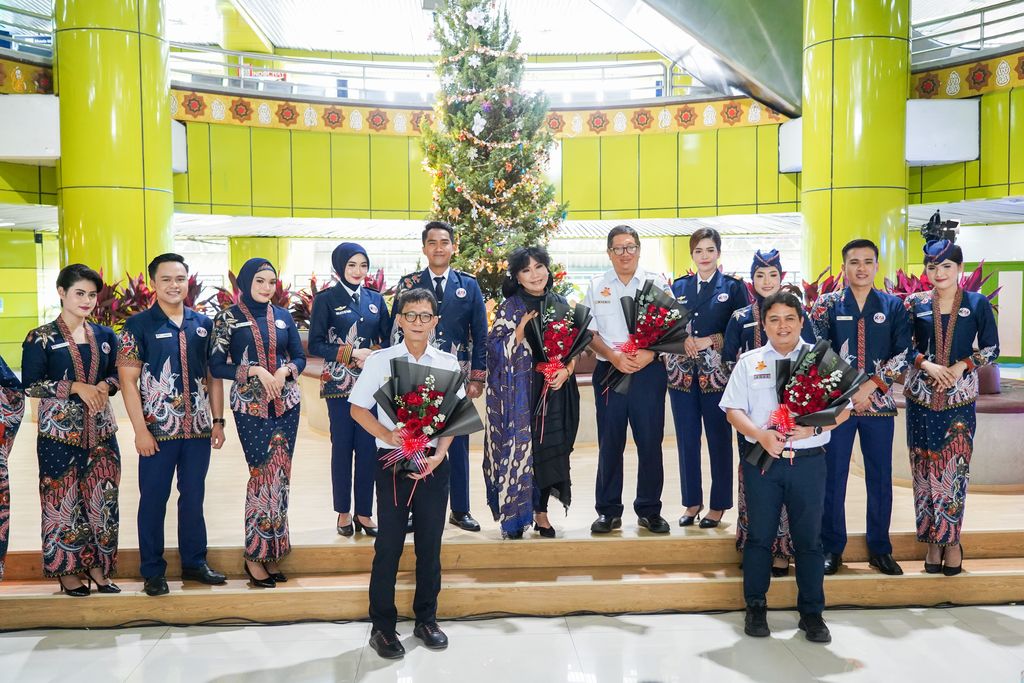 Seragam baru para kru KAI
