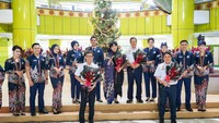 Untuk tahap awal, dimulai pada 22 Desember 2022, seragam baru tersebut digunakan oleh prama atau prami di KA Argo Wilis, Taksaka, Argo Lawu, Argo Dwipangga dan Argo Bromo Anggrek, serta kereta Luxury. Selanjutnya, secara bertahap seragam baru ini akan digunakan oleh kondektur atau kondektris dan prama atau prami di semua Kereta Api Jarak Jauh serta seluruh Frontliner di stasiun.