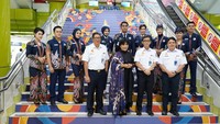 PT Kereta Api Indonesia meluncurkan seragam baru bagi petugas Frontliner di Stasiun Gambir, Jakarta Pusat, pada Kamis (22/12). Untuk menghadirkan desain eksklusif, KAI menggandeng perancang busana Anne Avantie.