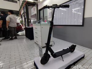 Melihat Lebih Dekat Skuter Listrik Mercedes-Benz Seharga Rp 37 Juta