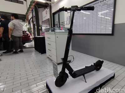 Melihat Lebih Dekat Skuter Listrik Mercedes-Benz Seharga Rp 37 Juta