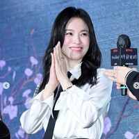 “Dia tidak bisa melawan waktu,” “Dia terlihat jauh lebih tua akhir-akhir ini,” “Dia selalu melakukan metode akting yang sama di drama yang berbeda. Sebelumnya aku menonton dramanya karena dia cantik tapi sekarang aku menyerah,” komentar sejumlah netizen Korea di forum online. Foto: Instagram