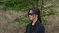 Song Hye Kyo berperan sebagai Moon Dong Eun. Foto: (Dok. Instagram @kyo1122)