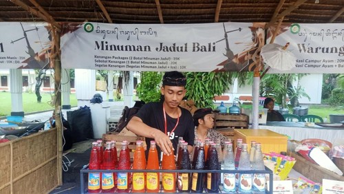 Stan Minuman Jadul Bali di area Denpasar Festival 2022 di kawasan Catur Muka Denpasar, Bali, Kamis (22/12/2022). (Foto: Ni Made Lastri Karsiani Putri/detikBali)