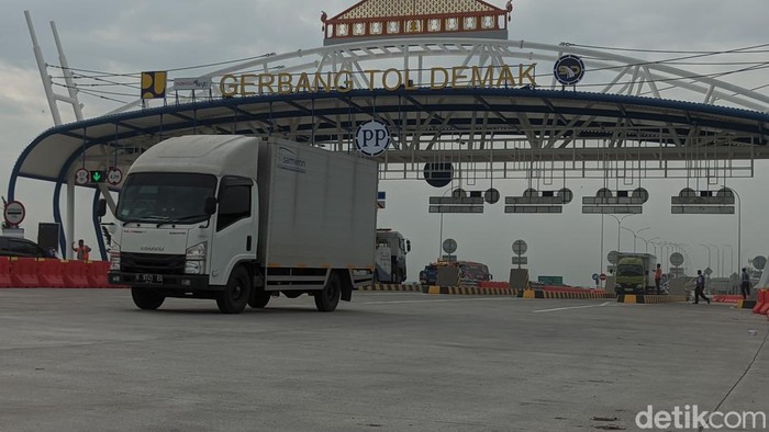 Suasana Gerbang tol Kadilangu, Tol Semarang Demak buka hari ini, Kamis (22/12/2022).