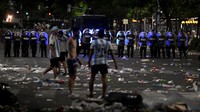 Polisi anti huru hara berjaga saat kerusuhan pecah di Buenos Aires.  