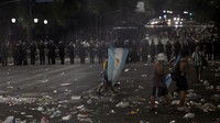 Jutaan orang kecewa ketika parade bus yang membawa pemain Argentina saat merayakan gelar juara Piala Dunia 2022 harus meninggalkan lokasi itu.  