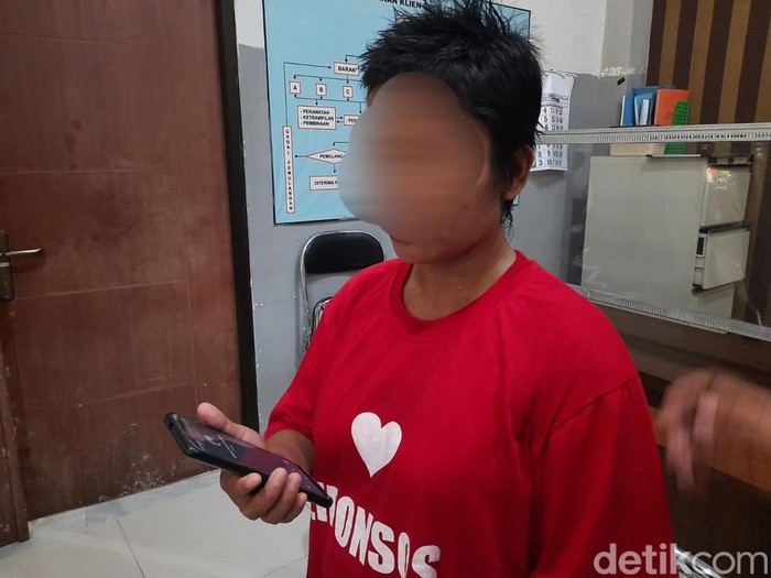 Suwarni mencoba menghubungi ibunya saat momen Hari Ibu