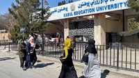 Kini para mahasiswi dilarang untuk masuk ke kampus mereka.  