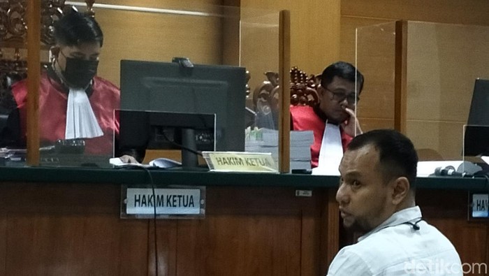 Terdakwa korupsi penggelapan pajak Samsat Kelapa Dua mengaku punya grup khusus untuk koordinasi penggelapan pajak dengan membobol aplikasi Samsat Banten (Bahtiar R/detikcom)